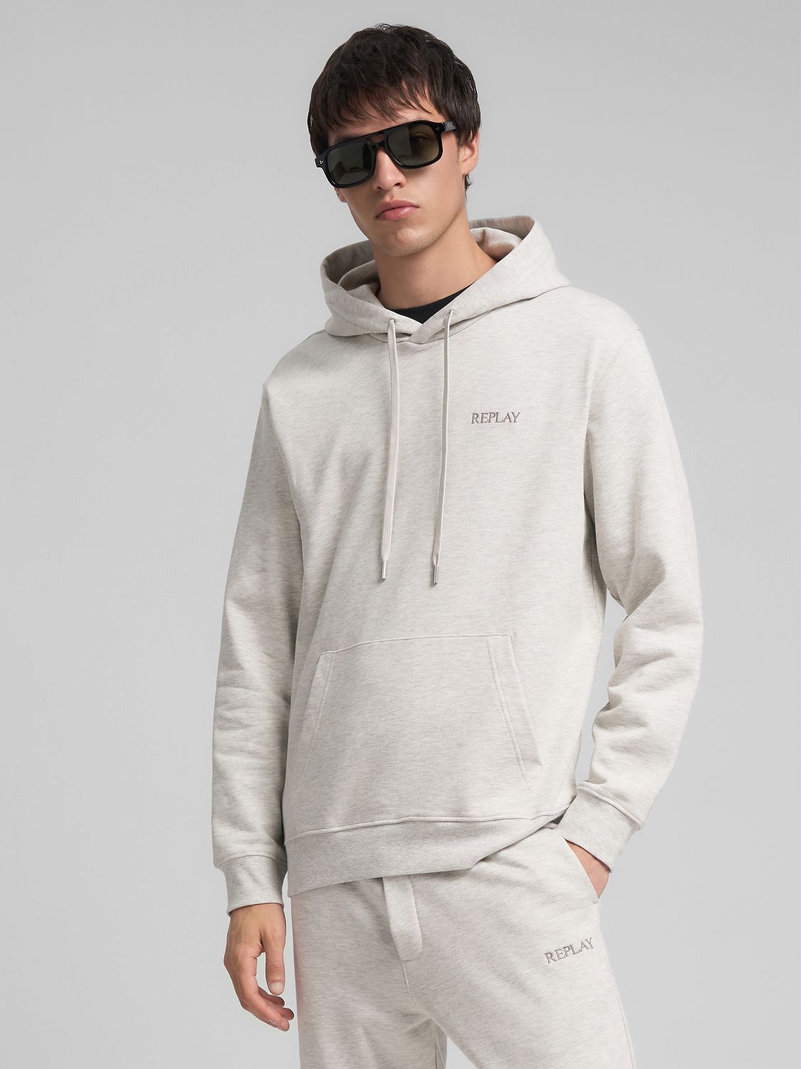 Pánská mikina s kapucí a decentním logem REPLAY