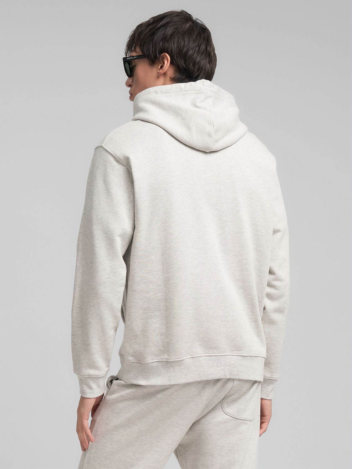 Pánská mikina s kapucí a decentním logem REPLAY
