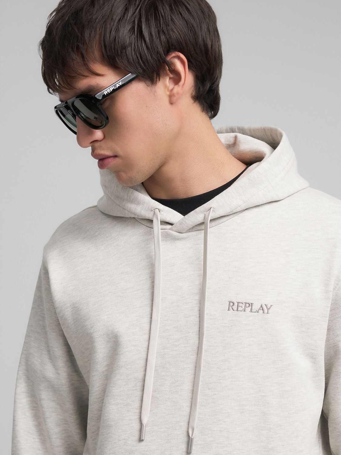 Pánská mikina s kapucí a decentním logem REPLAY