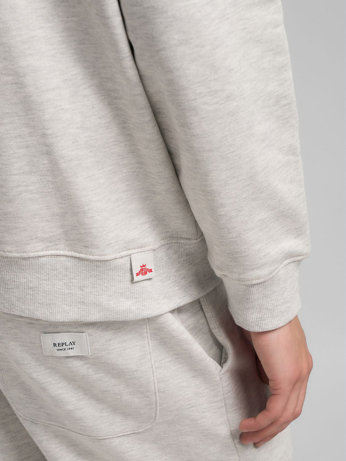 Pánská mikina s kapucí a decentním logem REPLAY