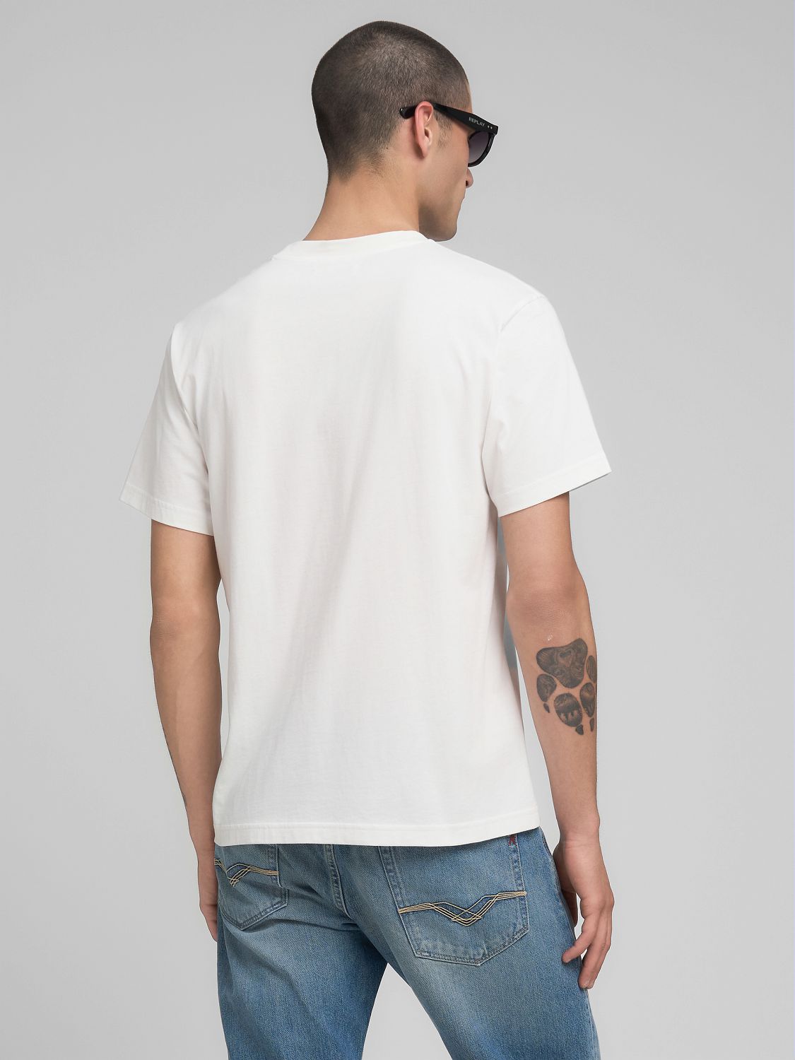 TRIČKO S KULATÝM VÝSTŘIHEM A HERITAGE POTISKEM