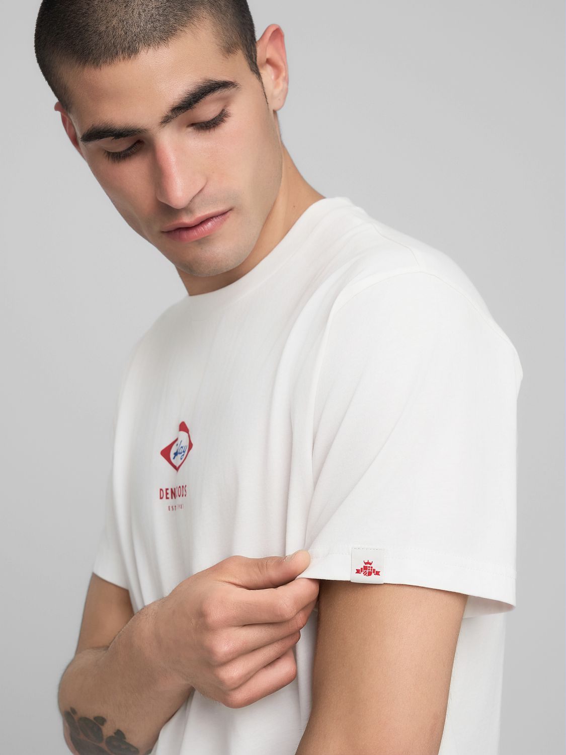 TRIČKO S KULATÝM VÝSTŘIHEM A HERITAGE POTISKEM