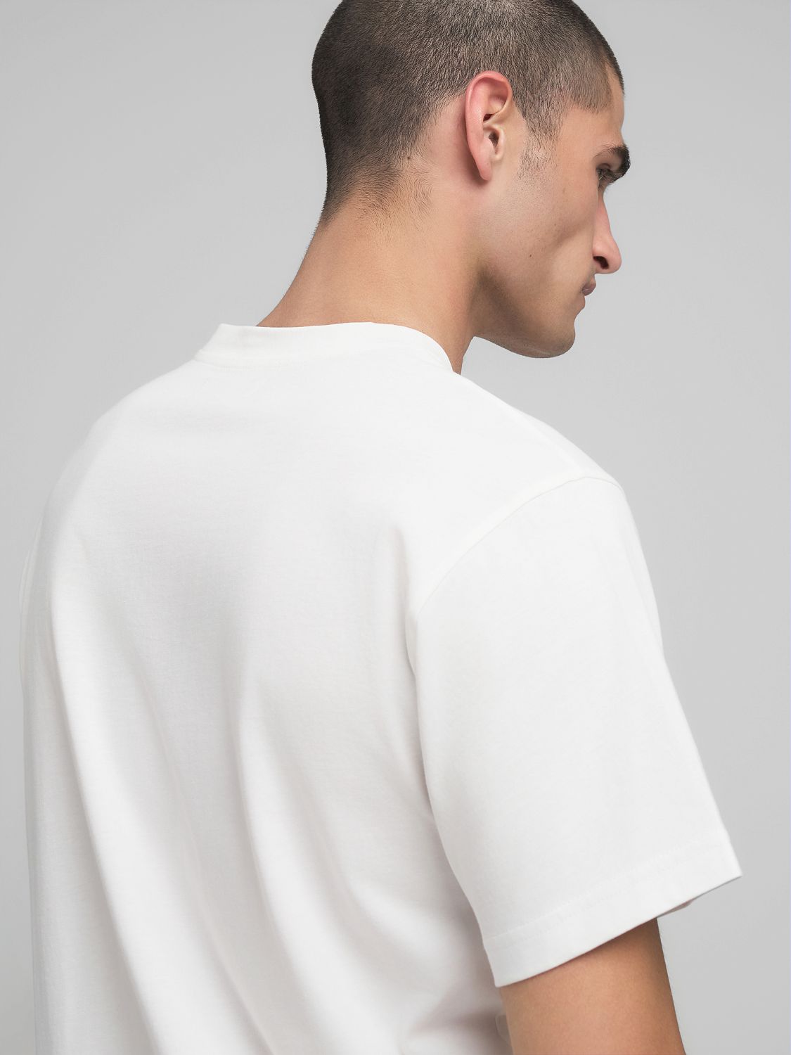 TRIČKO S KULATÝM VÝSTŘIHEM A HERITAGE POTISKEM