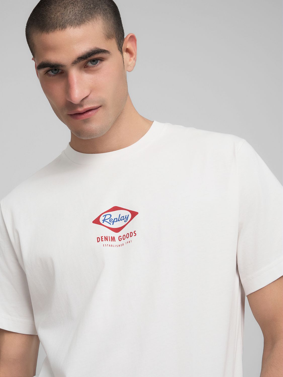 TRIČKO S KULATÝM VÝSTŘIHEM A HERITAGE POTISKEM