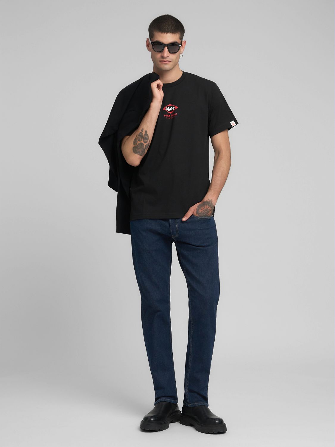 TRIČKO S KULATÝM VÝSTŘIHEM A HERITAGE POTISKEM