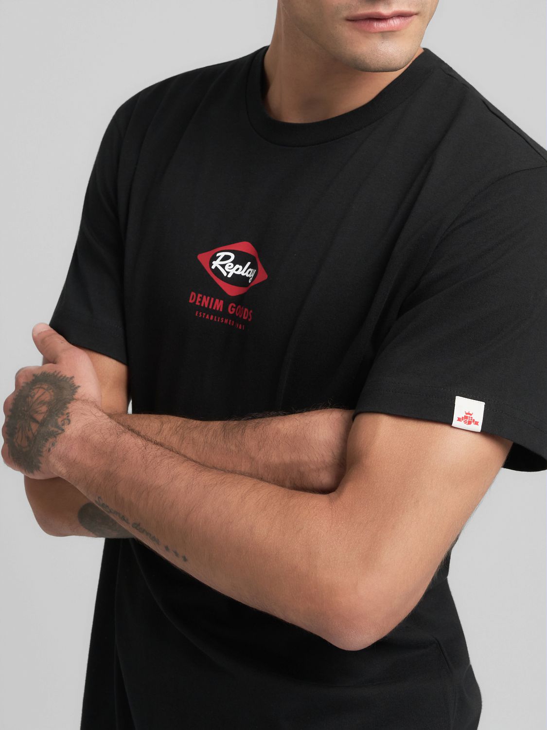 TRIČKO S KULATÝM VÝSTŘIHEM A HERITAGE POTISKEM