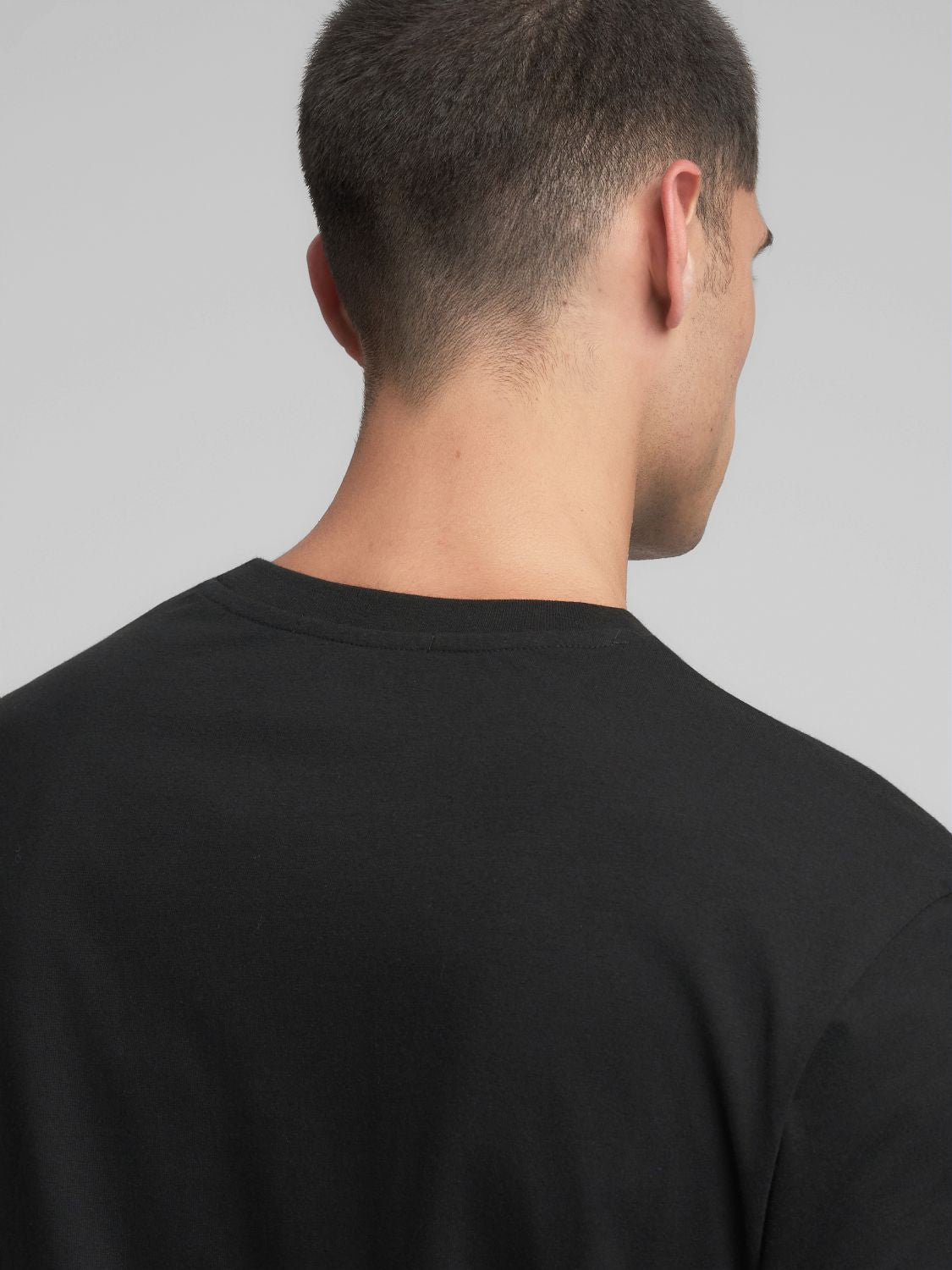 TRIČKO S KULATÝM VÝSTŘIHEM A HERITAGE POTISKEM