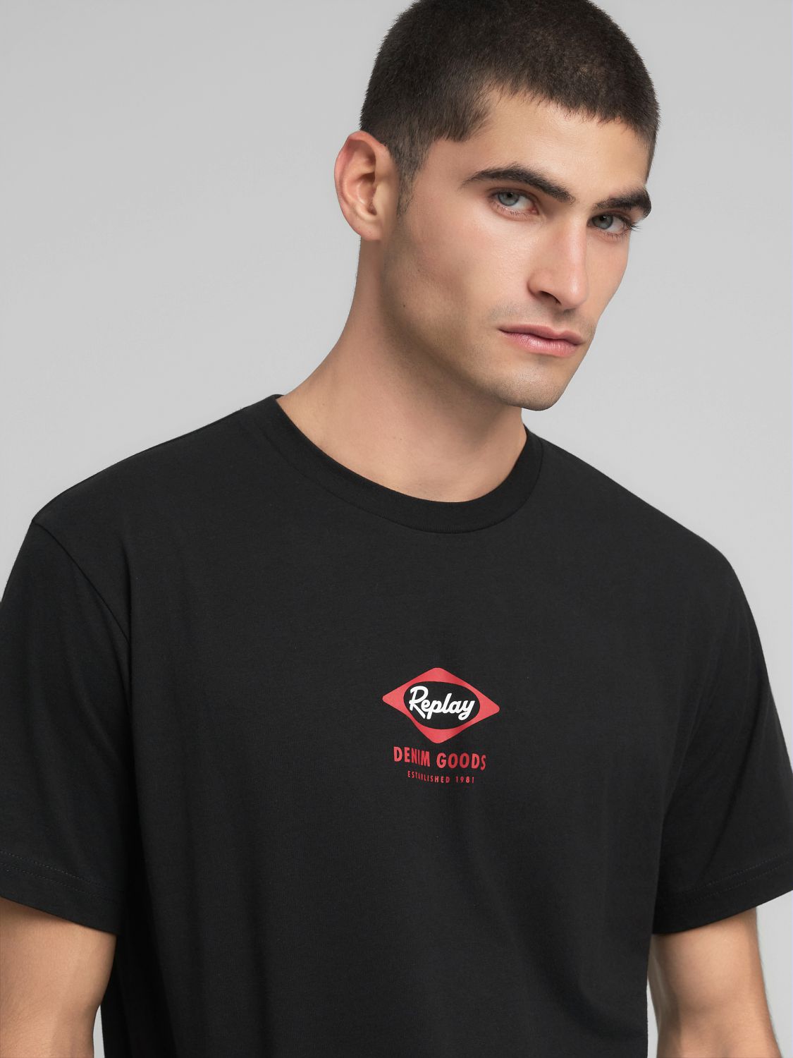 TRIČKO S KULATÝM VÝSTŘIHEM A HERITAGE POTISKEM