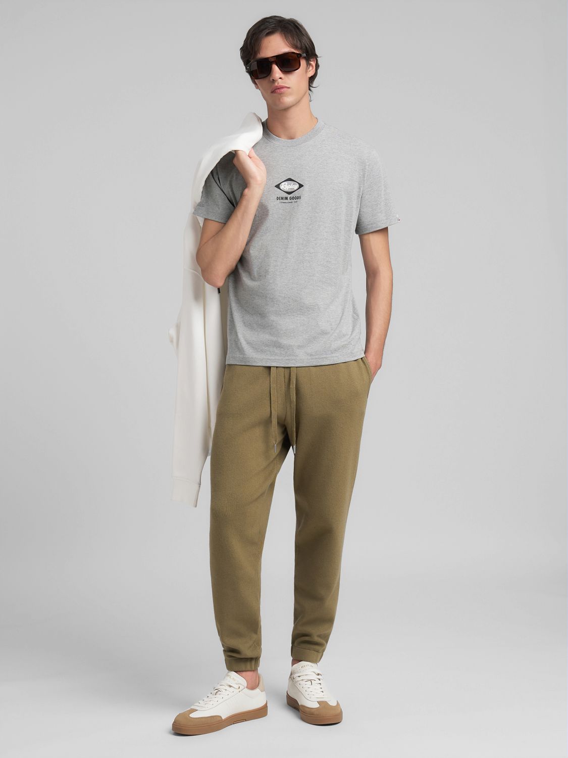 TRIČKO S KULATÝM VÝSTŘIHEM A HERITAGE POTISKEM