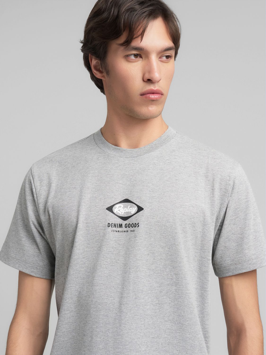 TRIČKO S KULATÝM VÝSTŘIHEM A HERITAGE POTISKEM