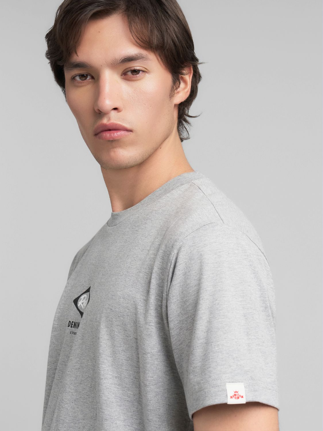 TRIČKO S KULATÝM VÝSTŘIHEM A HERITAGE POTISKEM