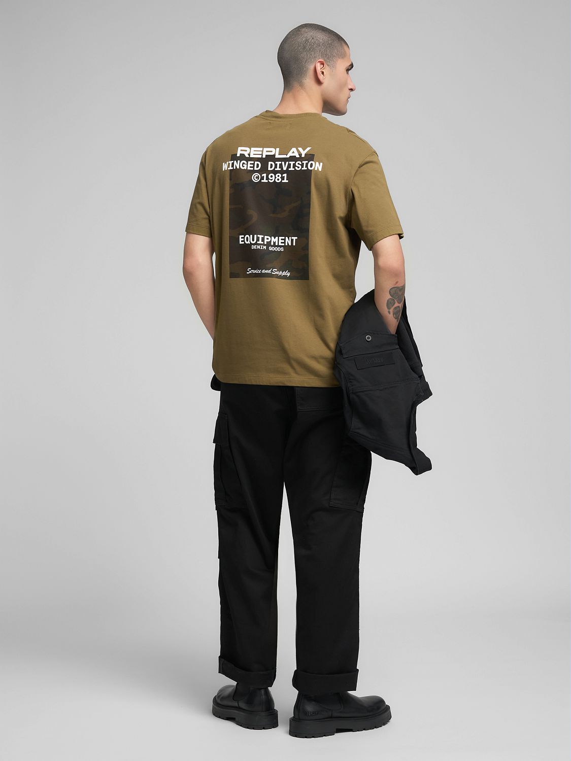 Pánské tričko s náprsní kapsou a potiskem na zádech