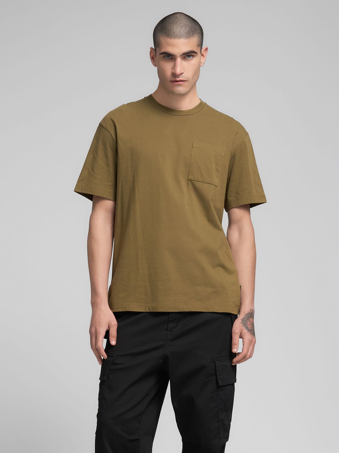 Pánské tričko s náprsní kapsou a potiskem na zádech