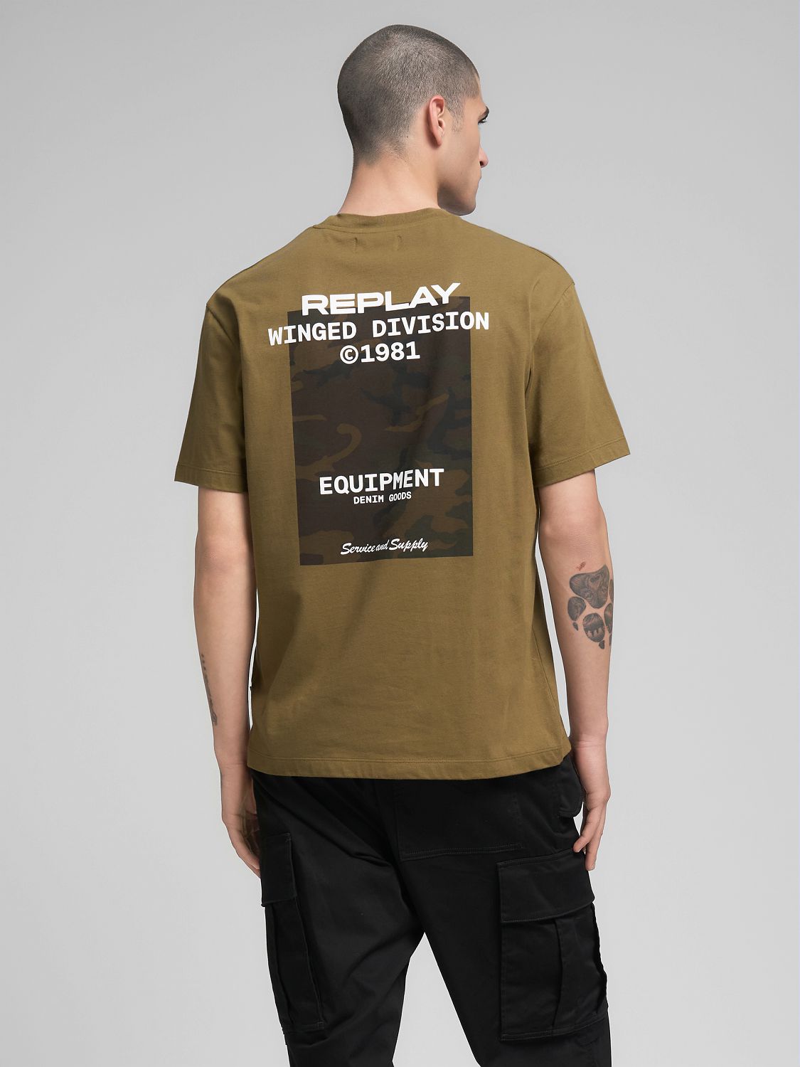 Pánské tričko s náprsní kapsou a potiskem na zádech