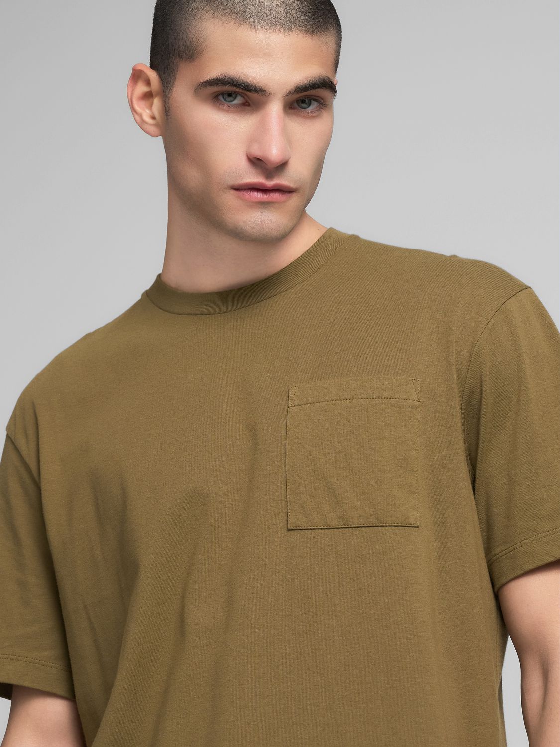 Pánské tričko s náprsní kapsou a potiskem na zádech