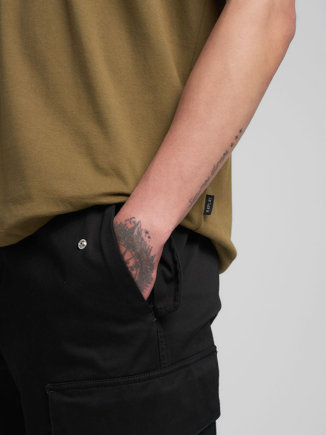 Pánské tričko s náprsní kapsou a potiskem na zádech