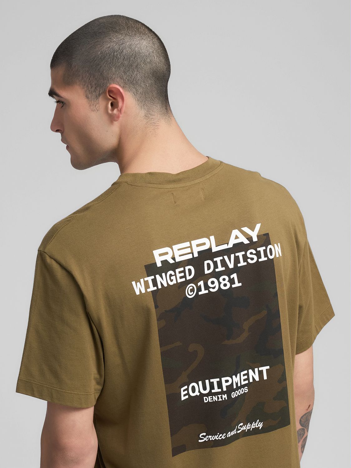 Pánské tričko s náprsní kapsou a potiskem na zádech