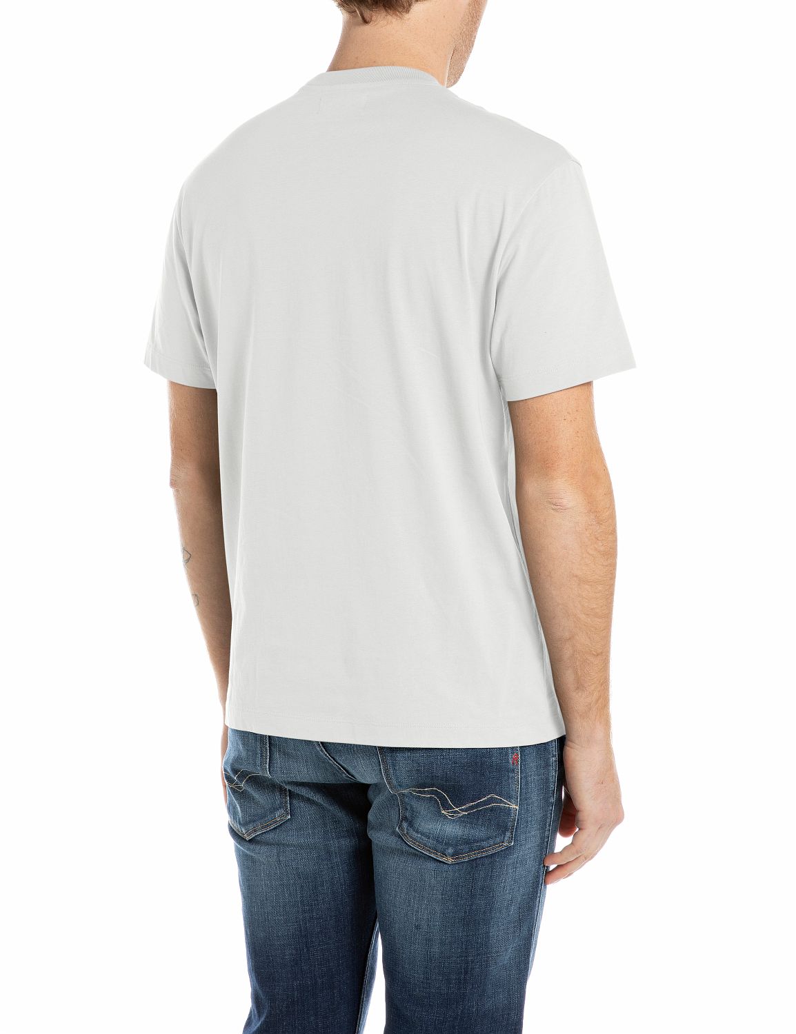 BAVLNĚNÉ TRIČKO S KULATÝM VÝSTŘIHEM A NÁPISEM