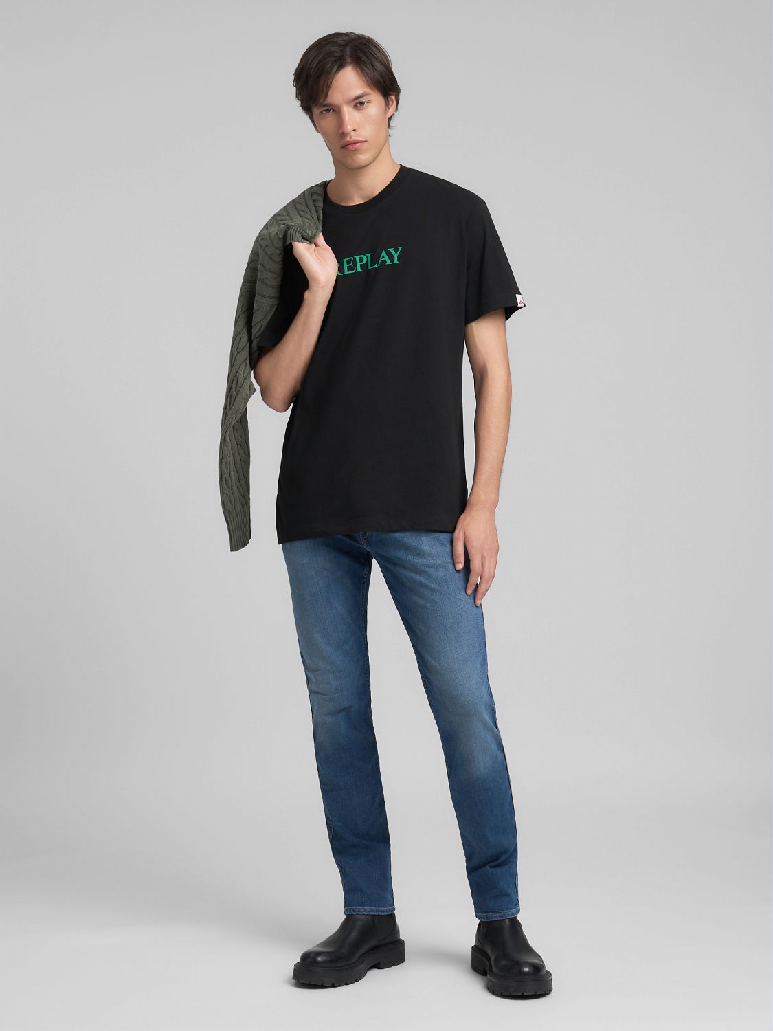 BAVLNĚNÉ TRIČKO S KULATÝM VÝSTŘIHEM A NÁPISEM