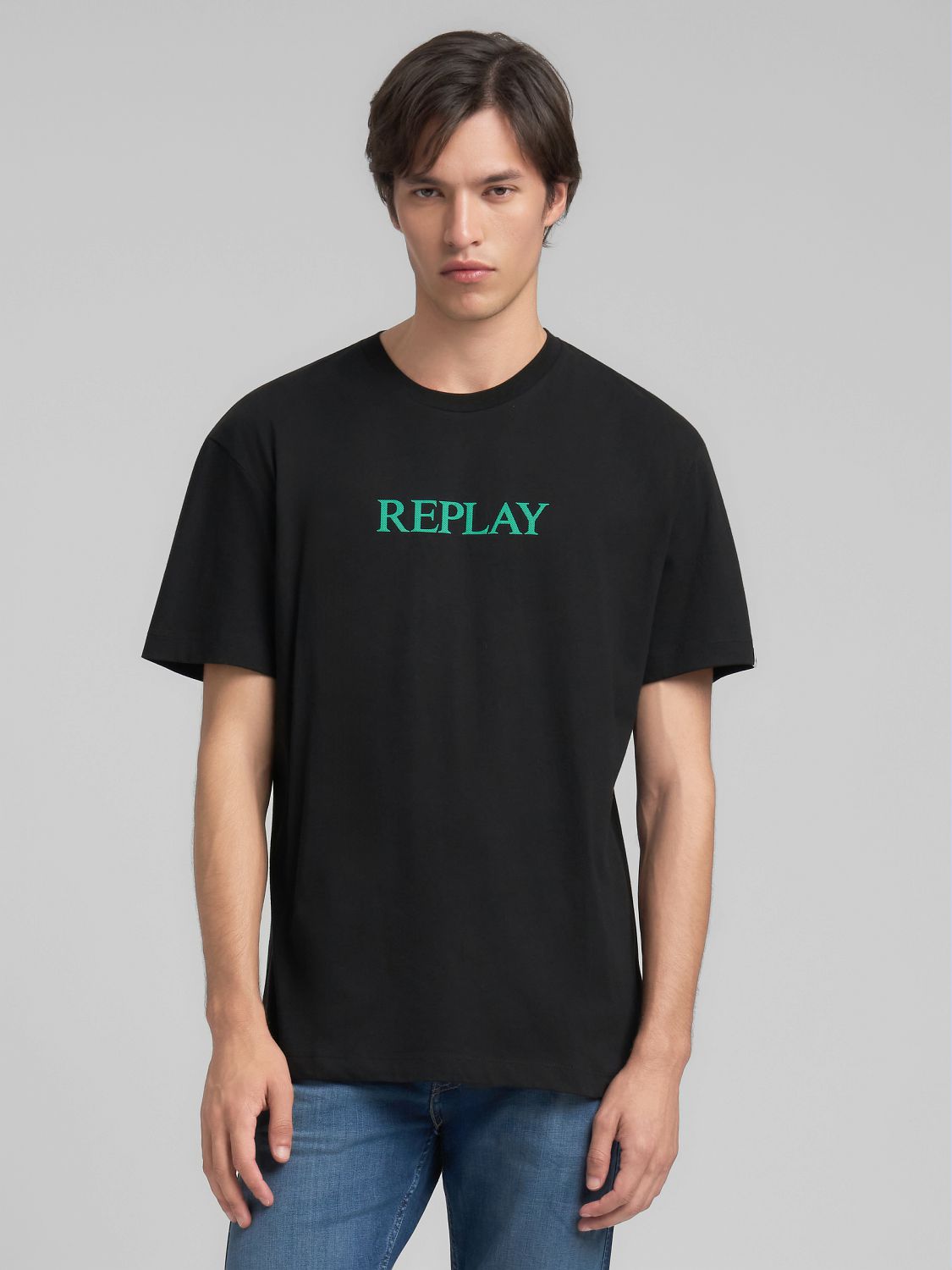 BAVLNĚNÉ TRIČKO S KULATÝM VÝSTŘIHEM A NÁPISEM