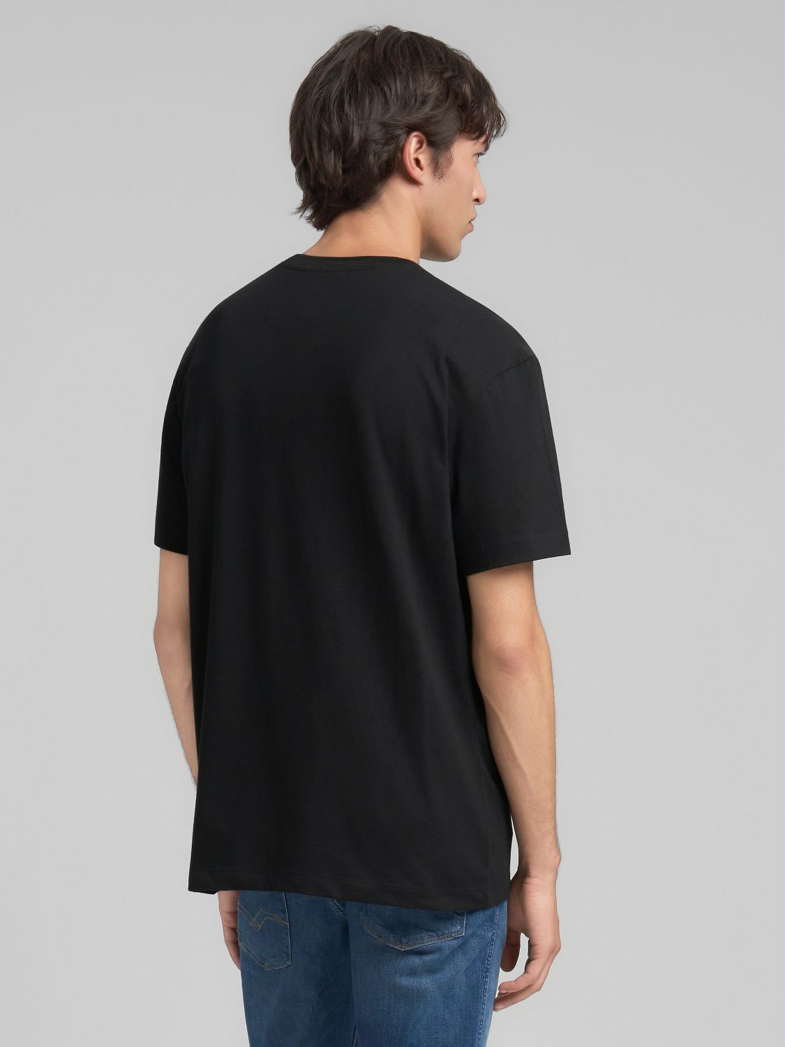 BAVLNĚNÉ TRIČKO S KULATÝM VÝSTŘIHEM A NÁPISEM