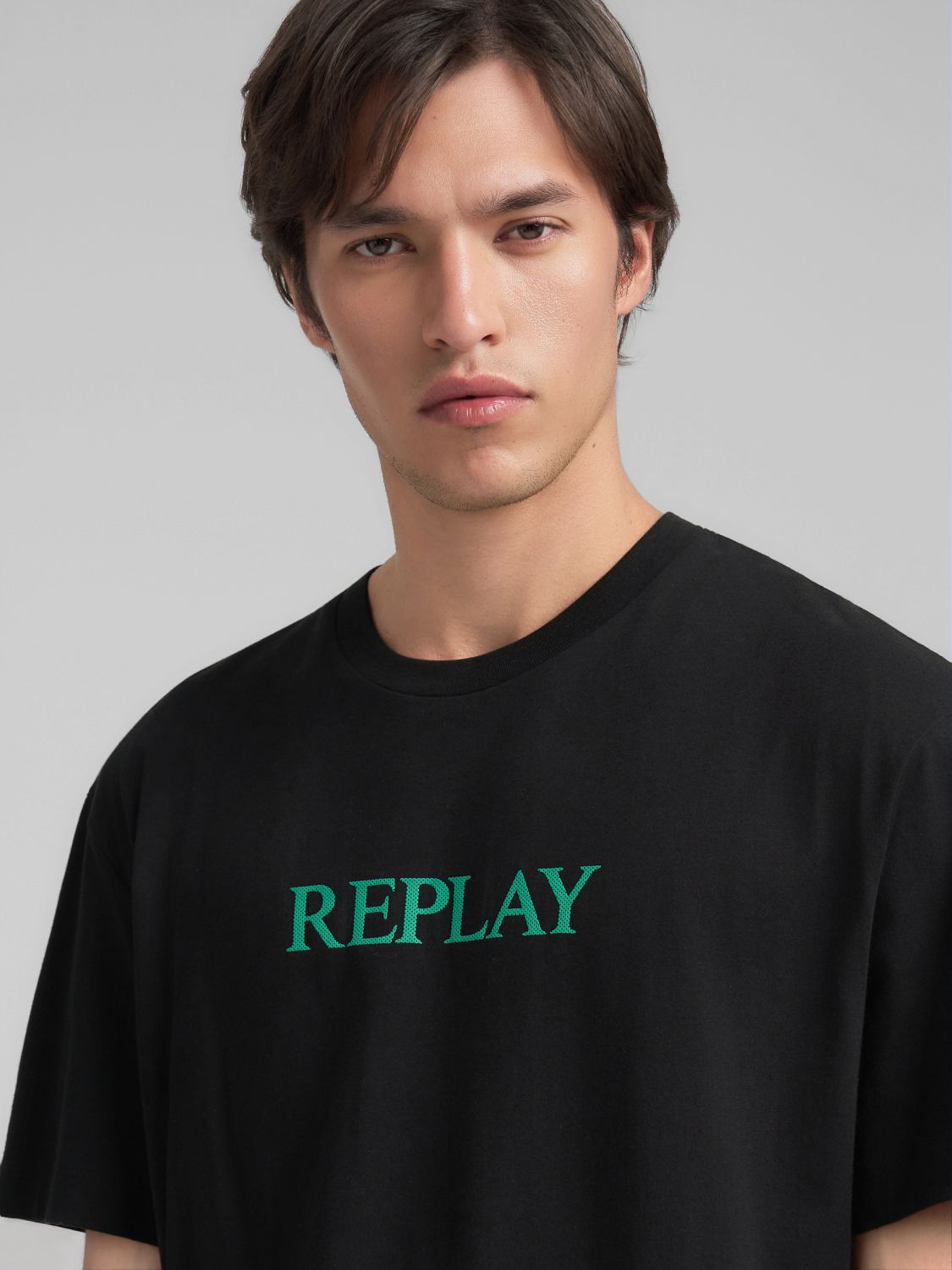 BAVLNĚNÉ TRIČKO S KULATÝM VÝSTŘIHEM A NÁPISEM