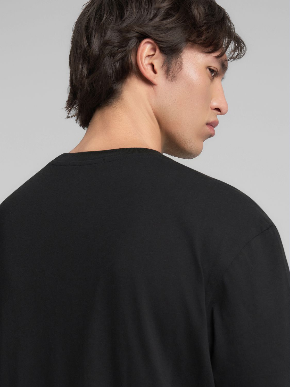 BAVLNĚNÉ TRIČKO S KULATÝM VÝSTŘIHEM A NÁPISEM