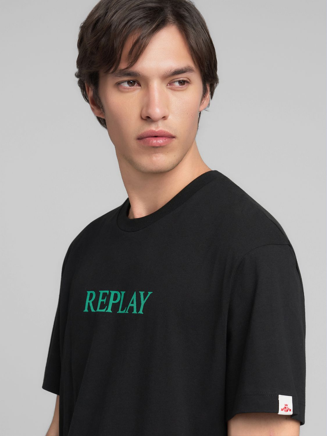 BAVLNĚNÉ TRIČKO S KULATÝM VÝSTŘIHEM A NÁPISEM