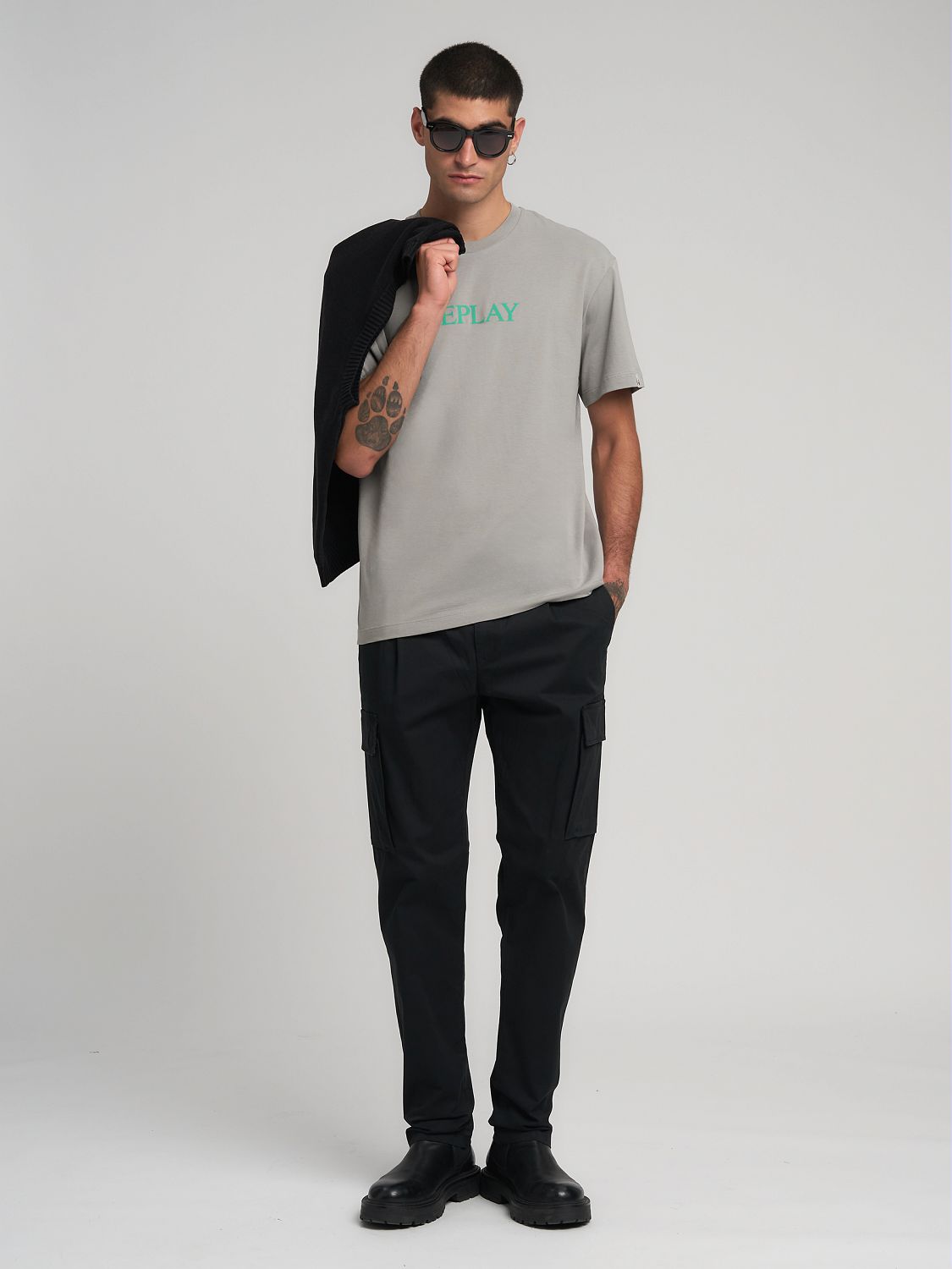 BAVLNĚNÉ TRIČKO S KULATÝM VÝSTŘIHEM A NÁPISEM