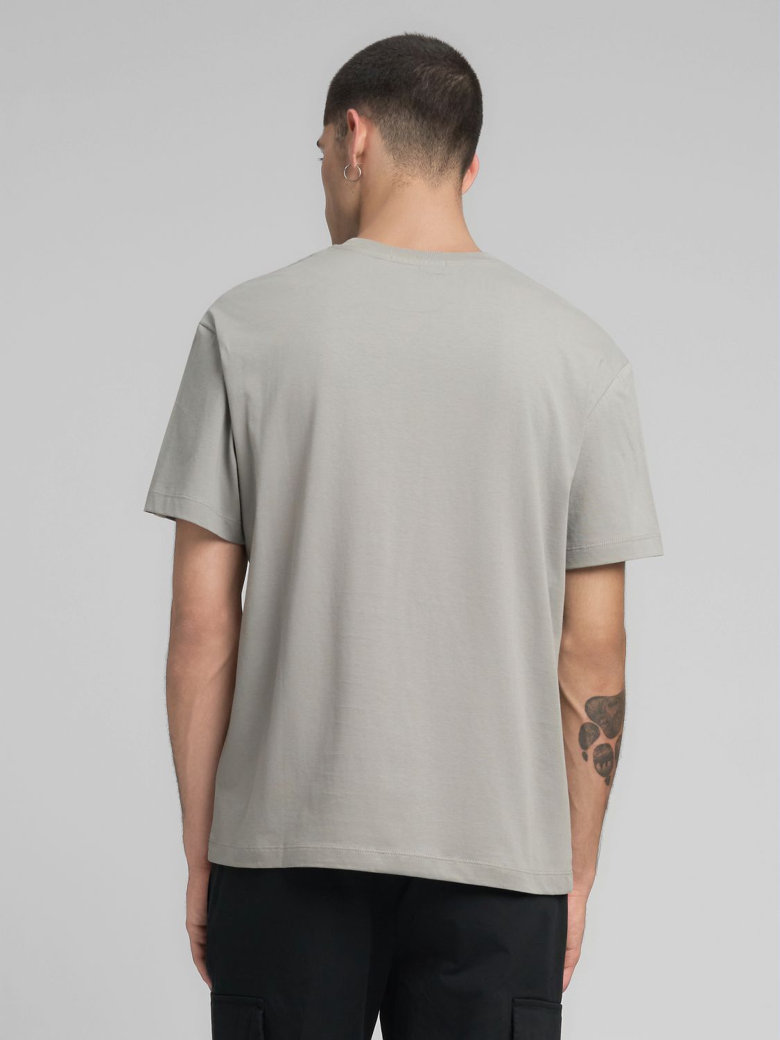 BAVLNĚNÉ TRIČKO S KULATÝM VÝSTŘIHEM A NÁPISEM