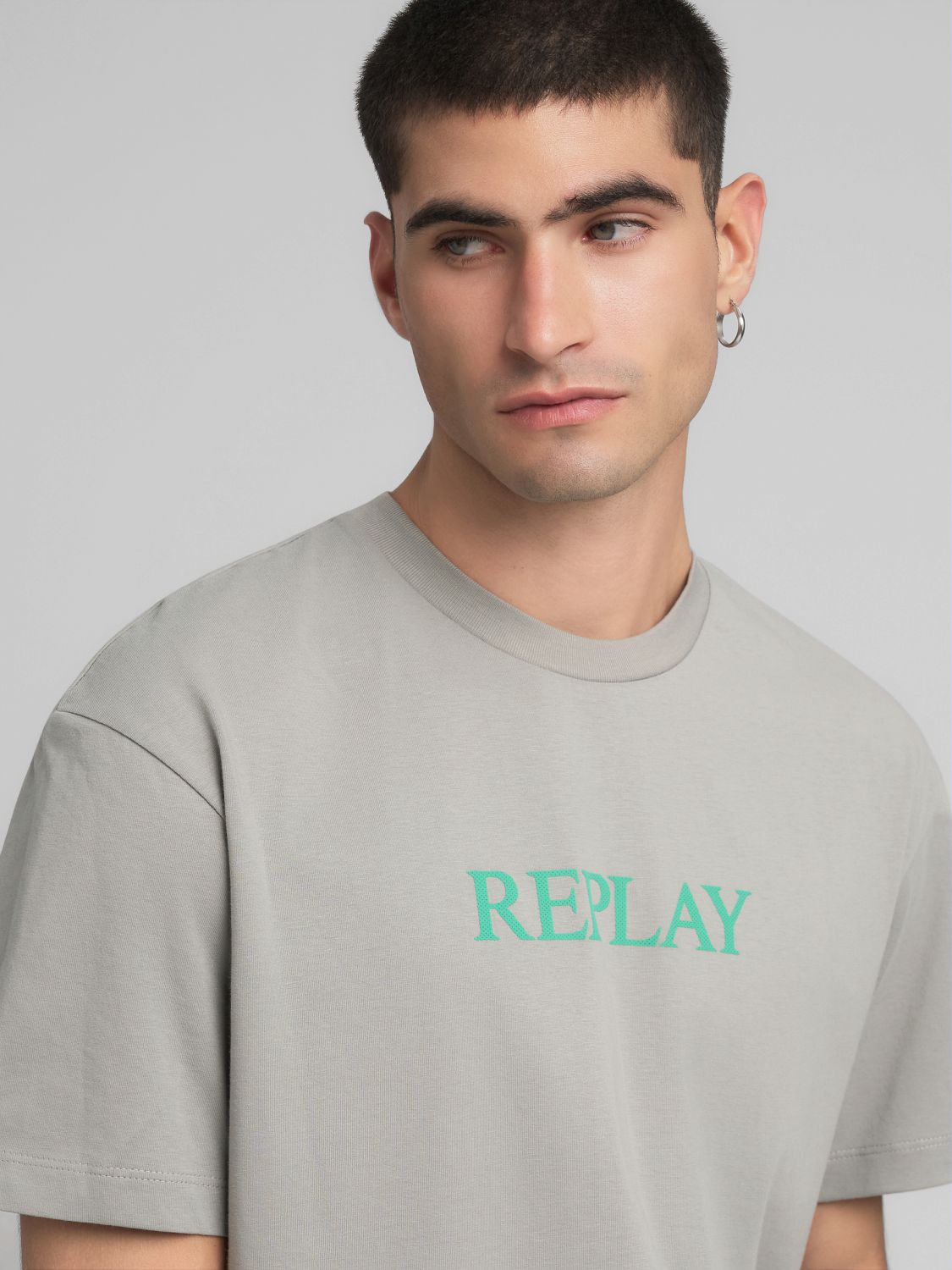 BAVLNĚNÉ TRIČKO S KULATÝM VÝSTŘIHEM A NÁPISEM