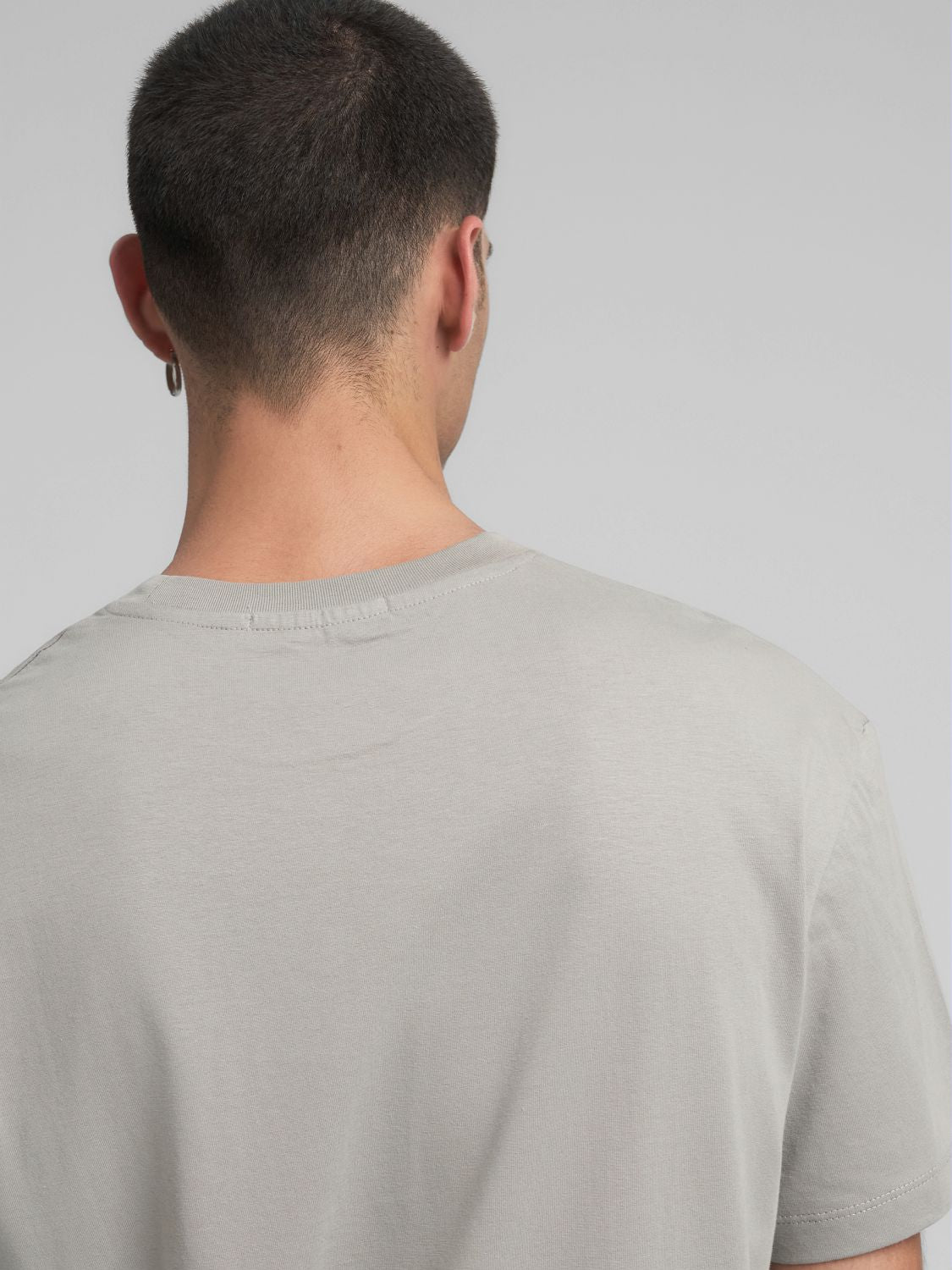 BAVLNĚNÉ TRIČKO S KULATÝM VÝSTŘIHEM A NÁPISEM