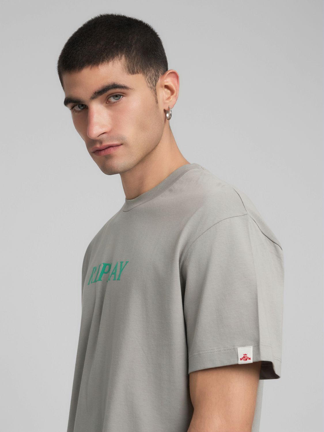 BAVLNĚNÉ TRIČKO S KULATÝM VÝSTŘIHEM A NÁPISEM