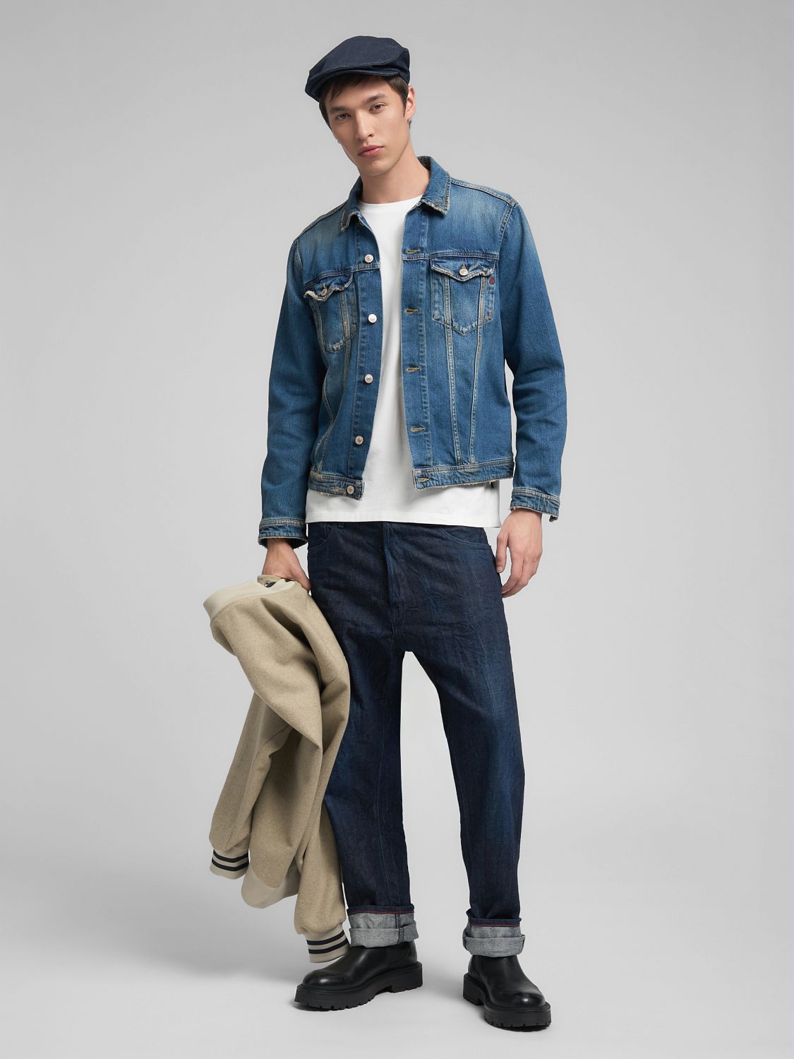 Přiléhavé tričko s jednoduchým nápisem"Replay"