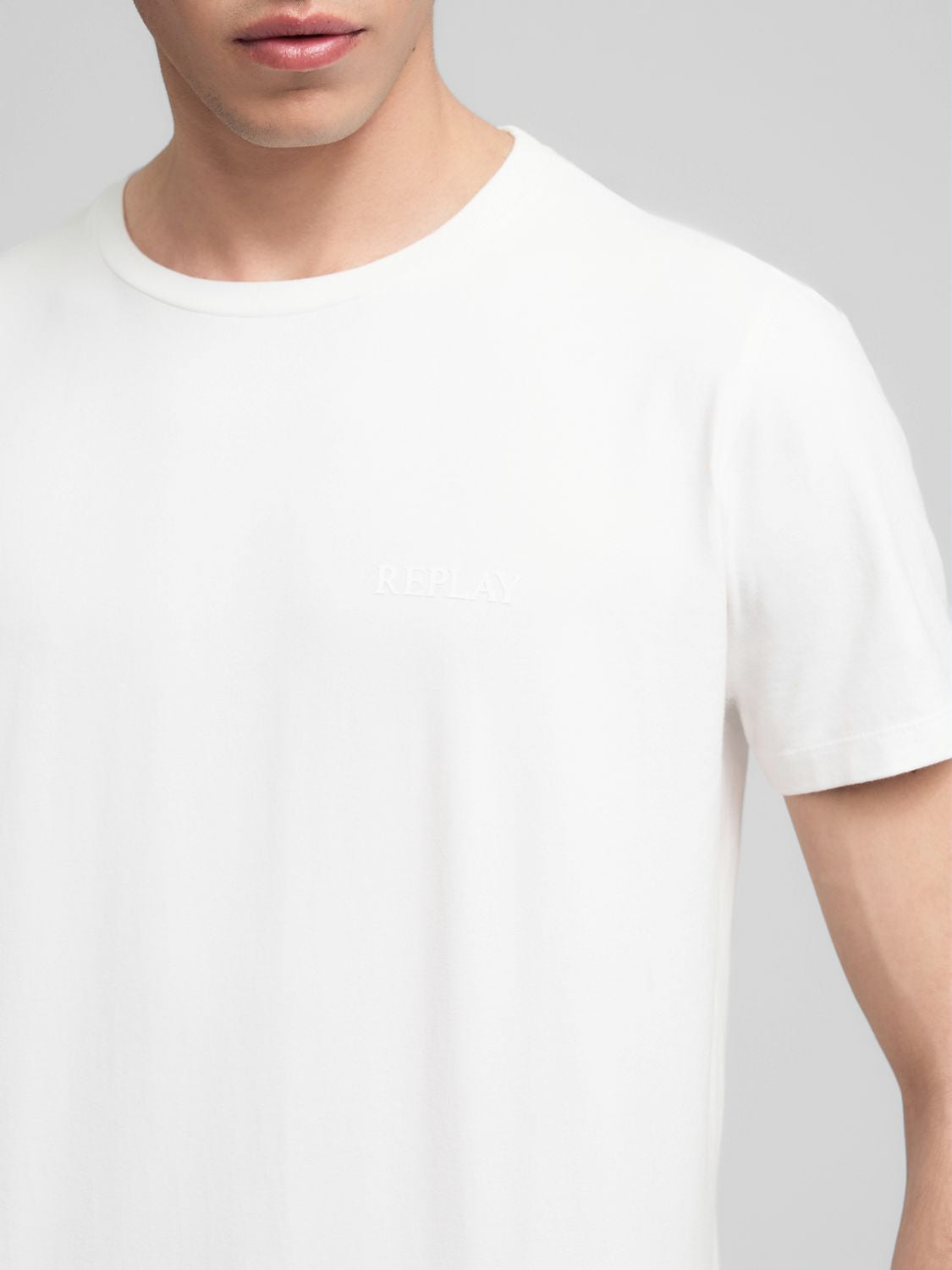 Přiléhavé tričko s jednoduchým nápisem"Replay"