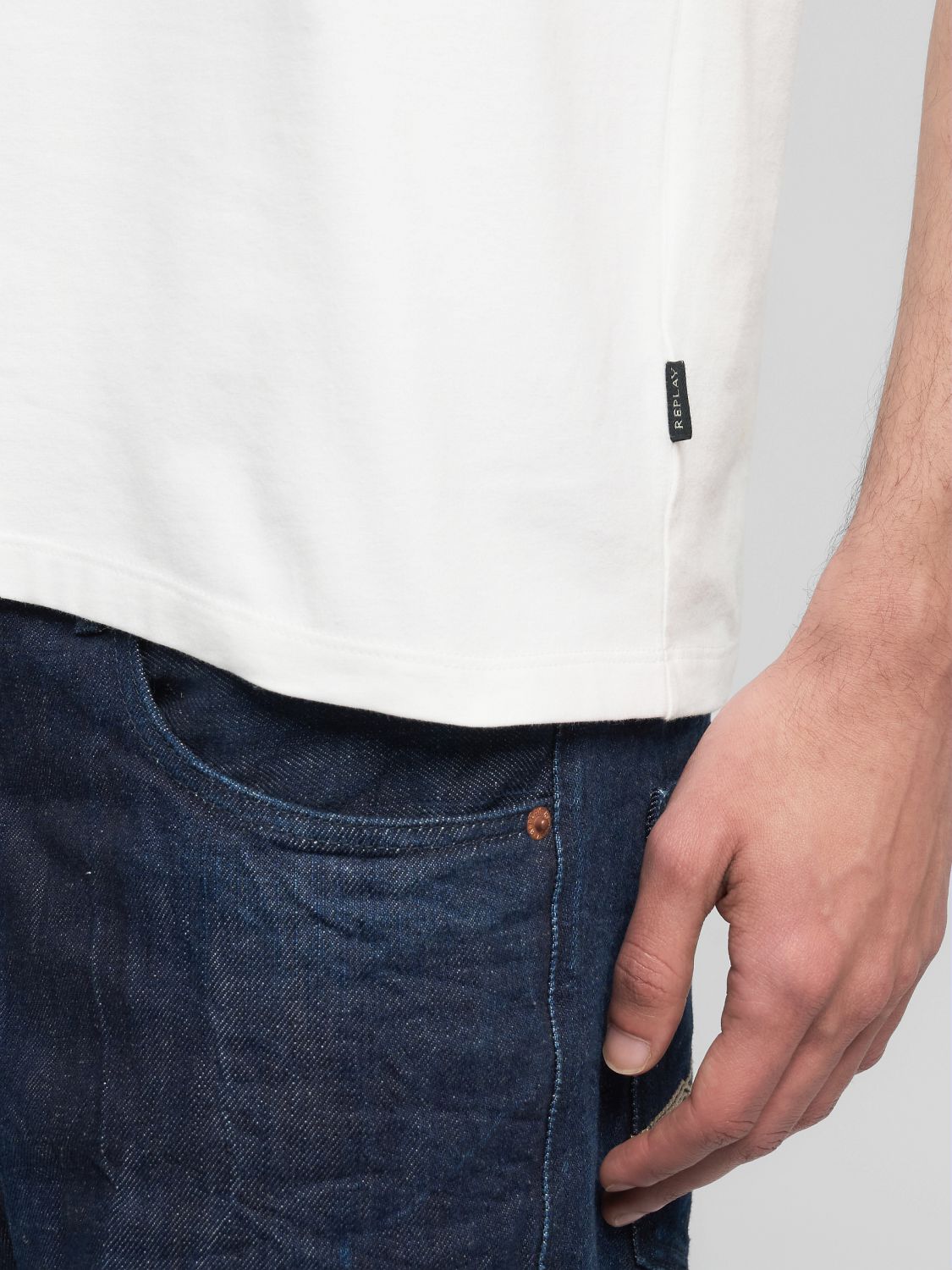 Přiléhavé tričko s jednoduchým nápisem"Replay"