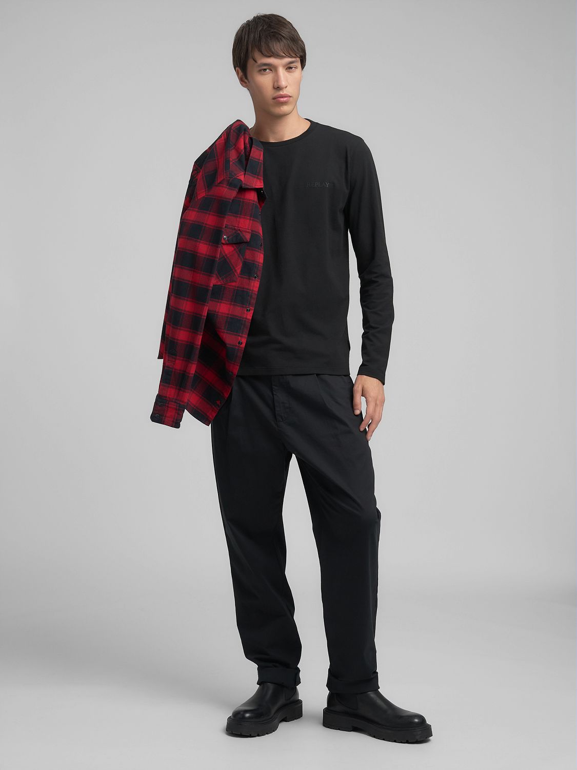 Přiléhavé tričko s dlouhým rukávem a jednoduchým nápisem "Replay"