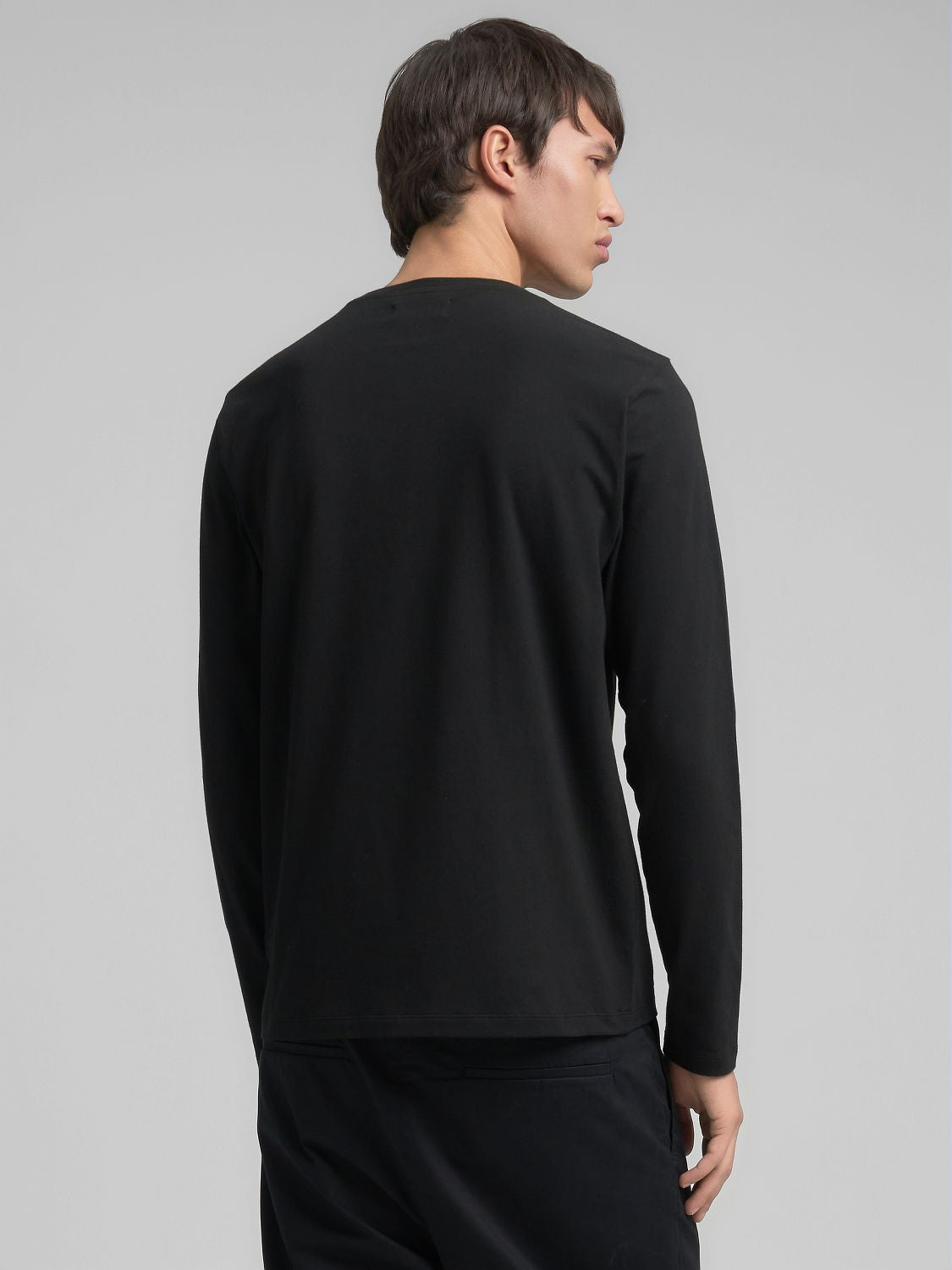 Přiléhavé tričko s dlouhým rukávem a jednoduchým nápisem "Replay"