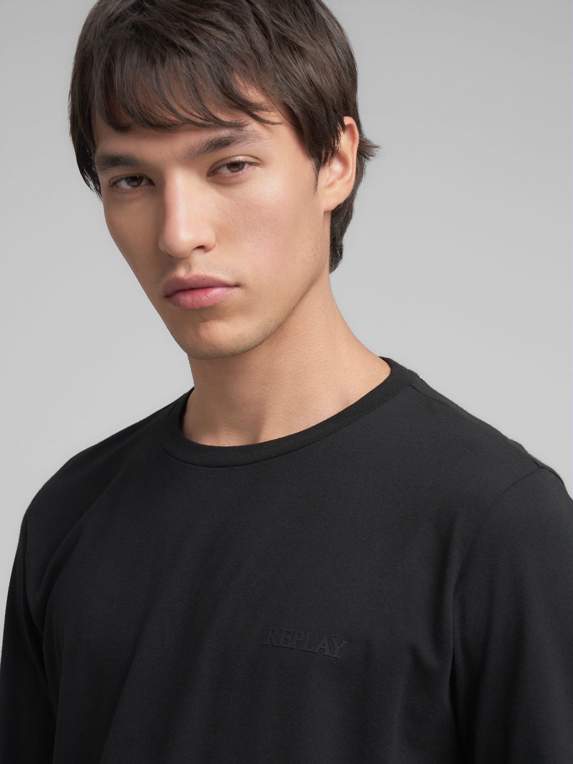 Přiléhavé tričko s dlouhým rukávem a jednoduchým nápisem "Replay"