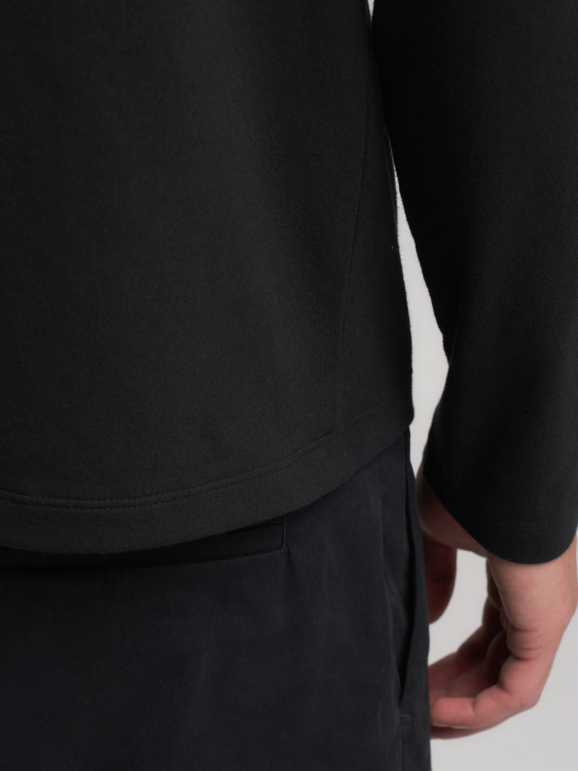 Přiléhavé tričko s dlouhým rukávem a jednoduchým nápisem "Replay"