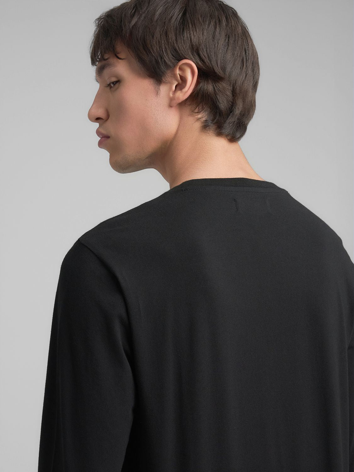 Přiléhavé tričko s dlouhým rukávem a jednoduchým nápisem "Replay"