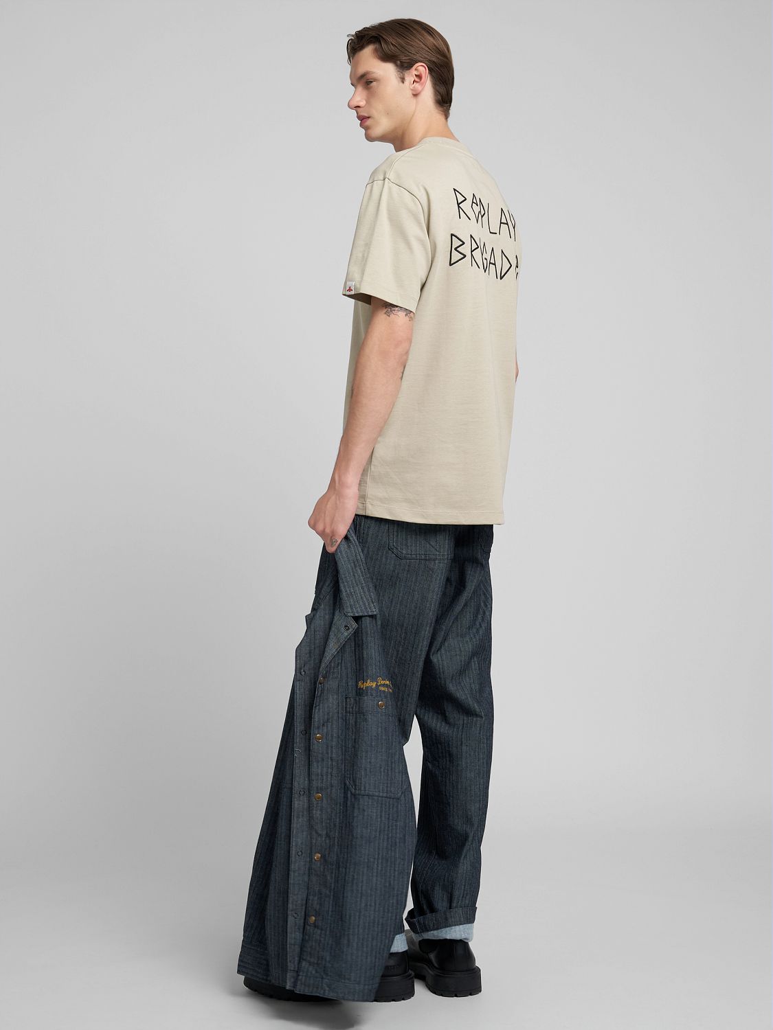 Tričko s grafikou na hrudi a nápisem „Replay Brigade“ na zádech