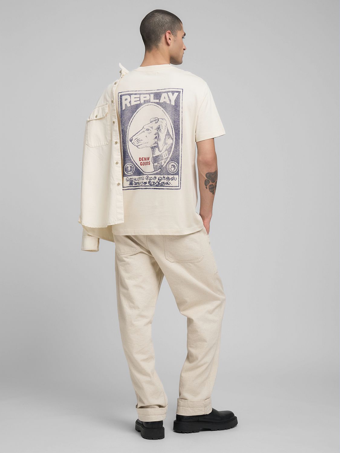 Stylové tričko s grafikou psa a nápisem Replay