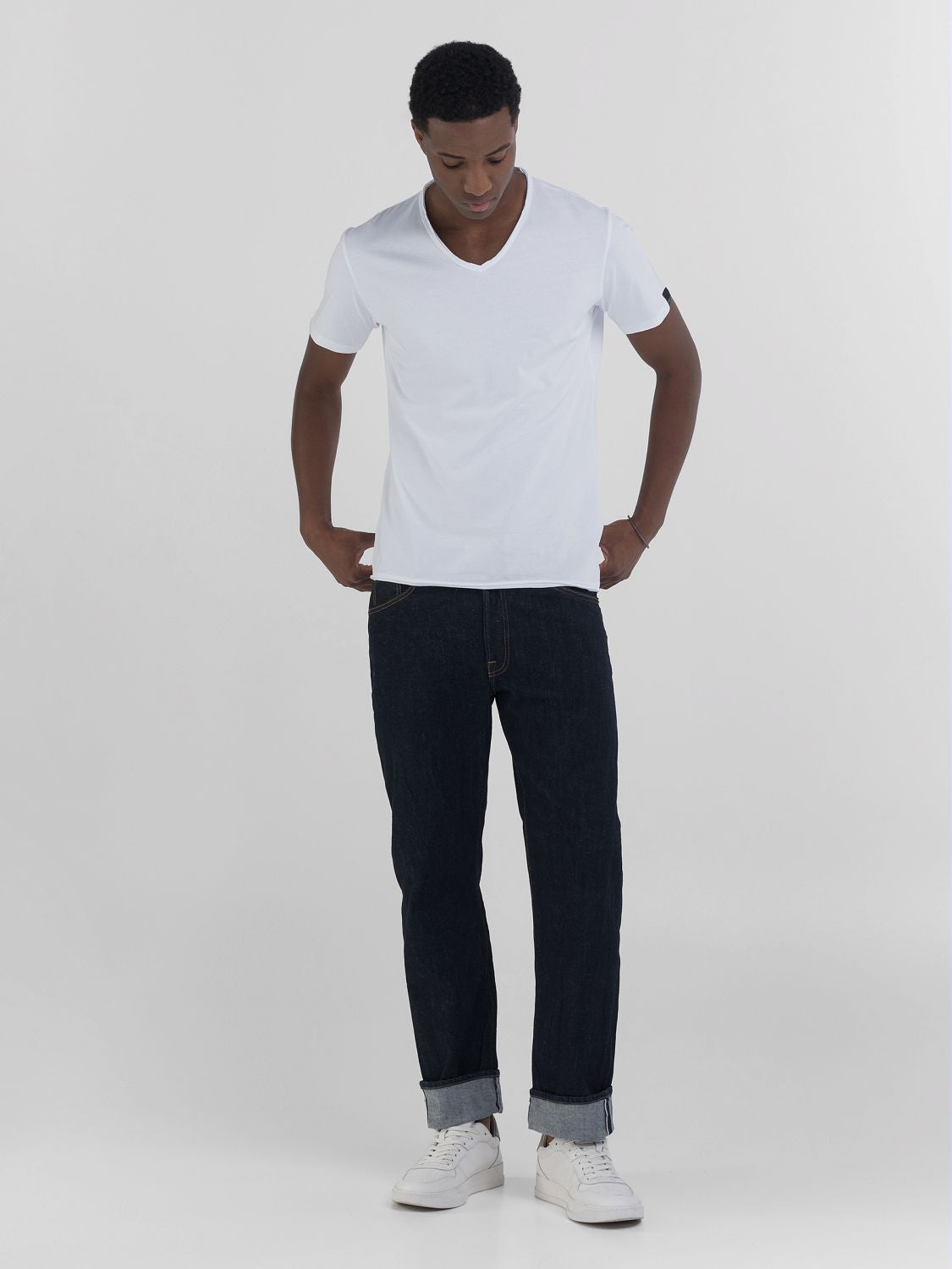 BAVLNĚNÉ TRIČKO S VÝSTŘIHEM DO V