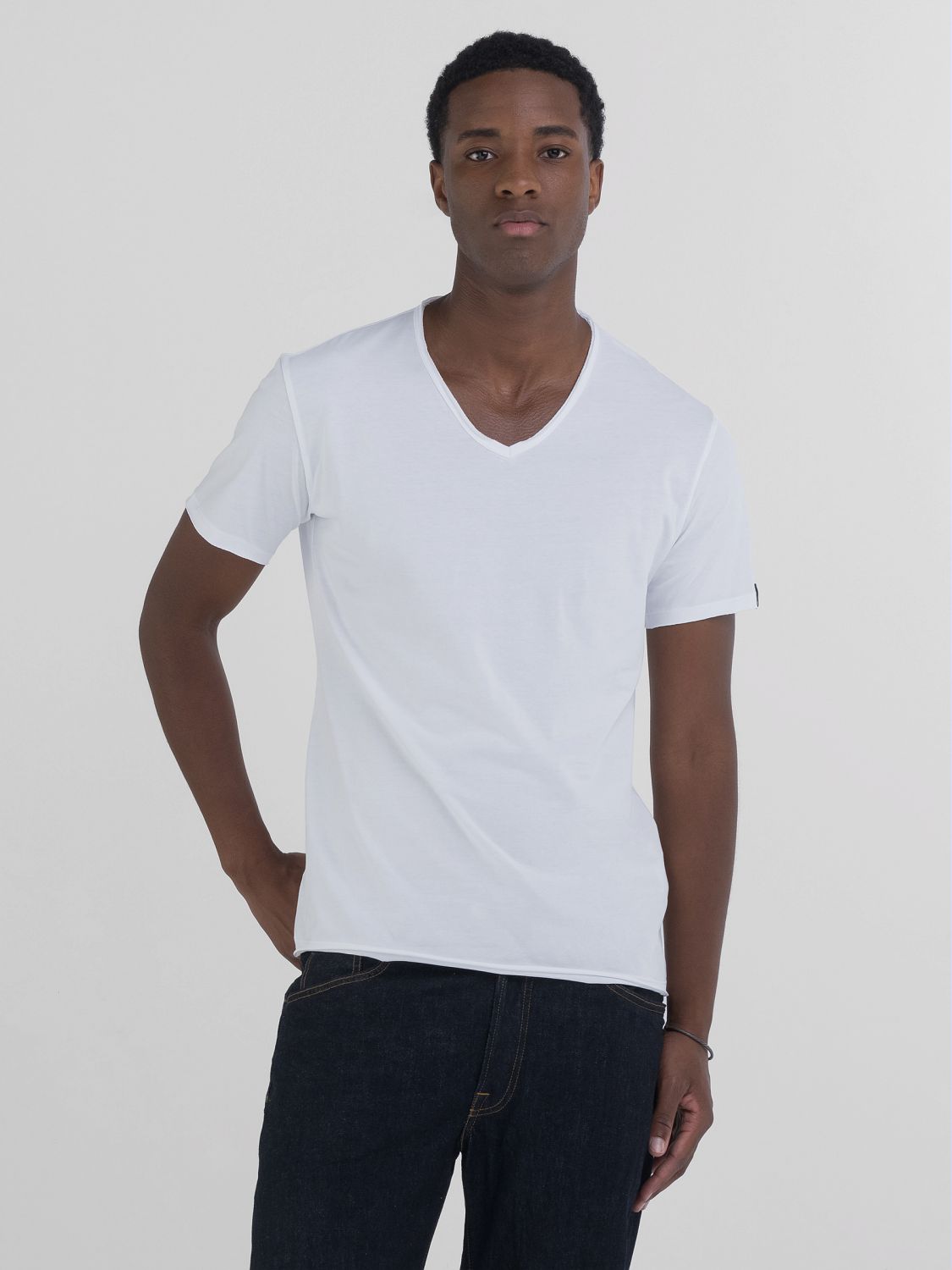 BAVLNĚNÉ TRIČKO S VÝSTŘIHEM DO V