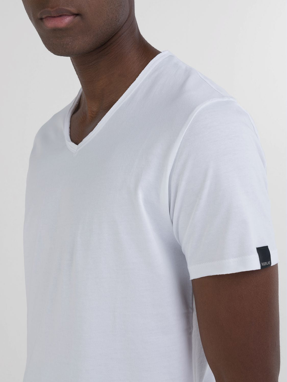 BAVLNĚNÉ TRIČKO S VÝSTŘIHEM DO V