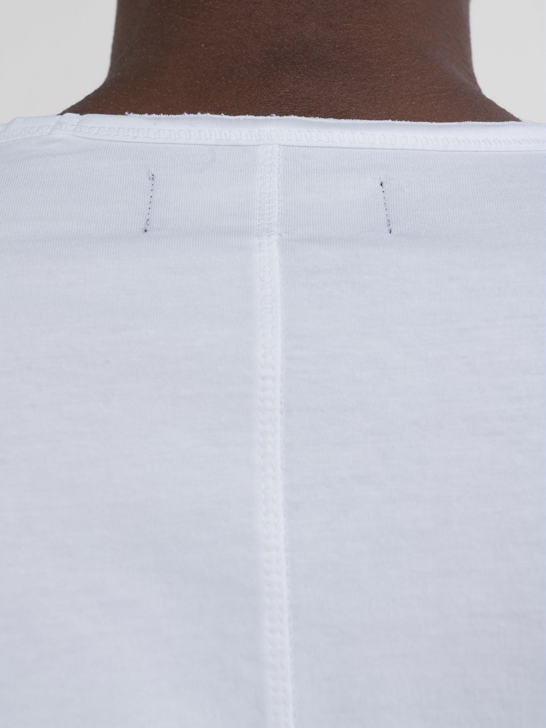 BAVLNĚNÉ TRIČKO S VÝSTŘIHEM DO V