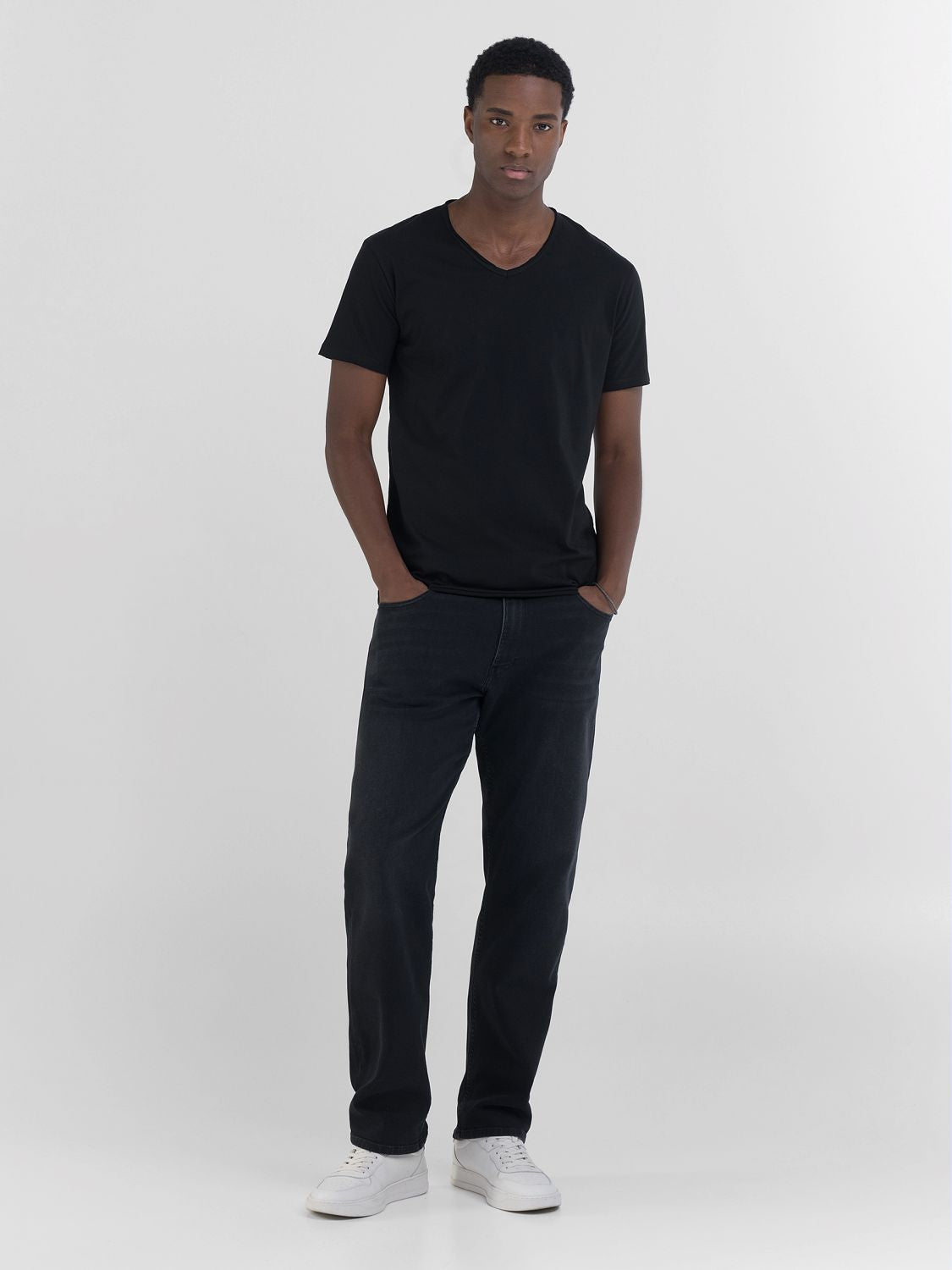 BAVLNĚNÉ TRIČKO S VÝSTŘIHEM DO V