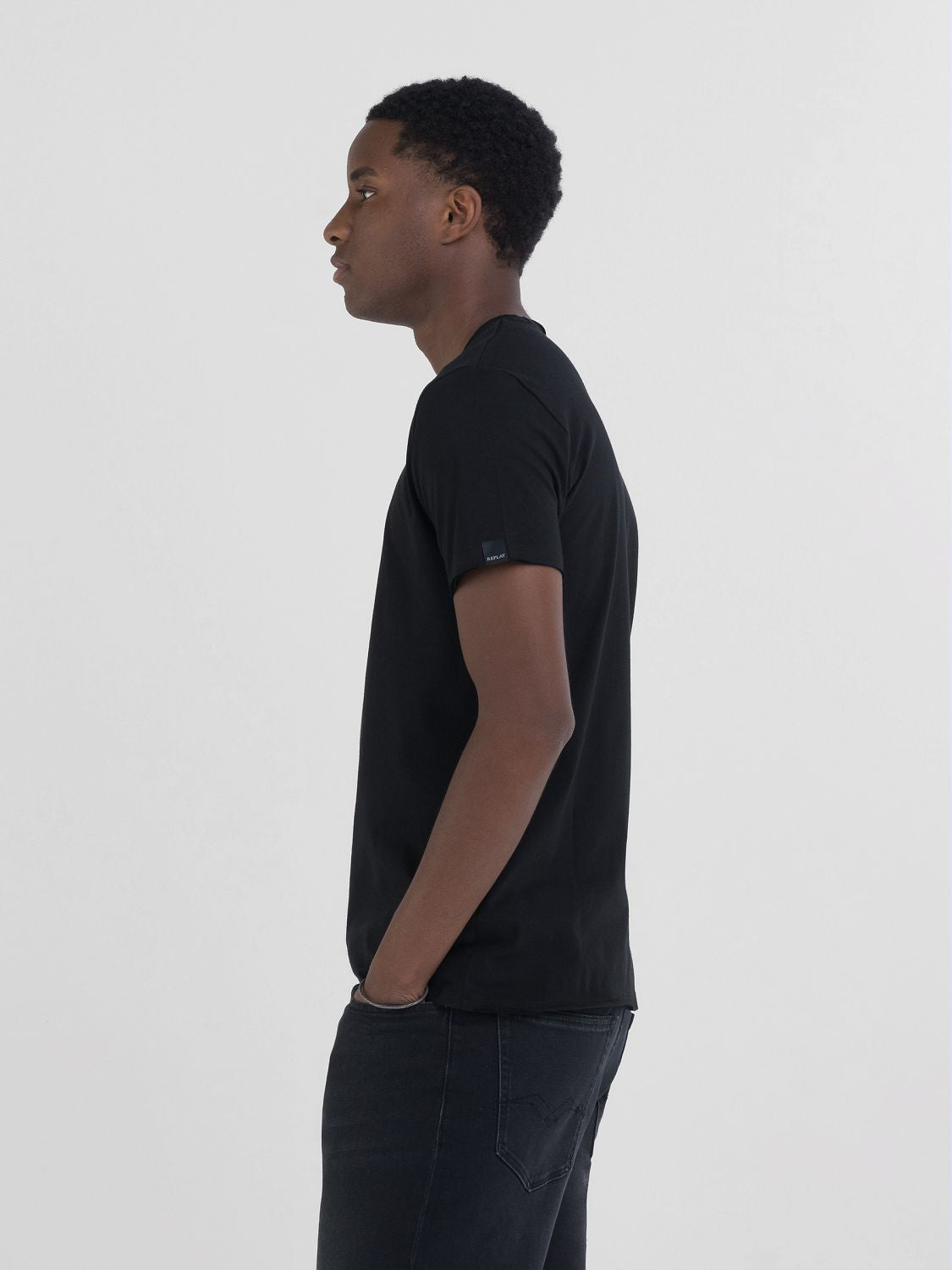 BAVLNĚNÉ TRIČKO S VÝSTŘIHEM DO V