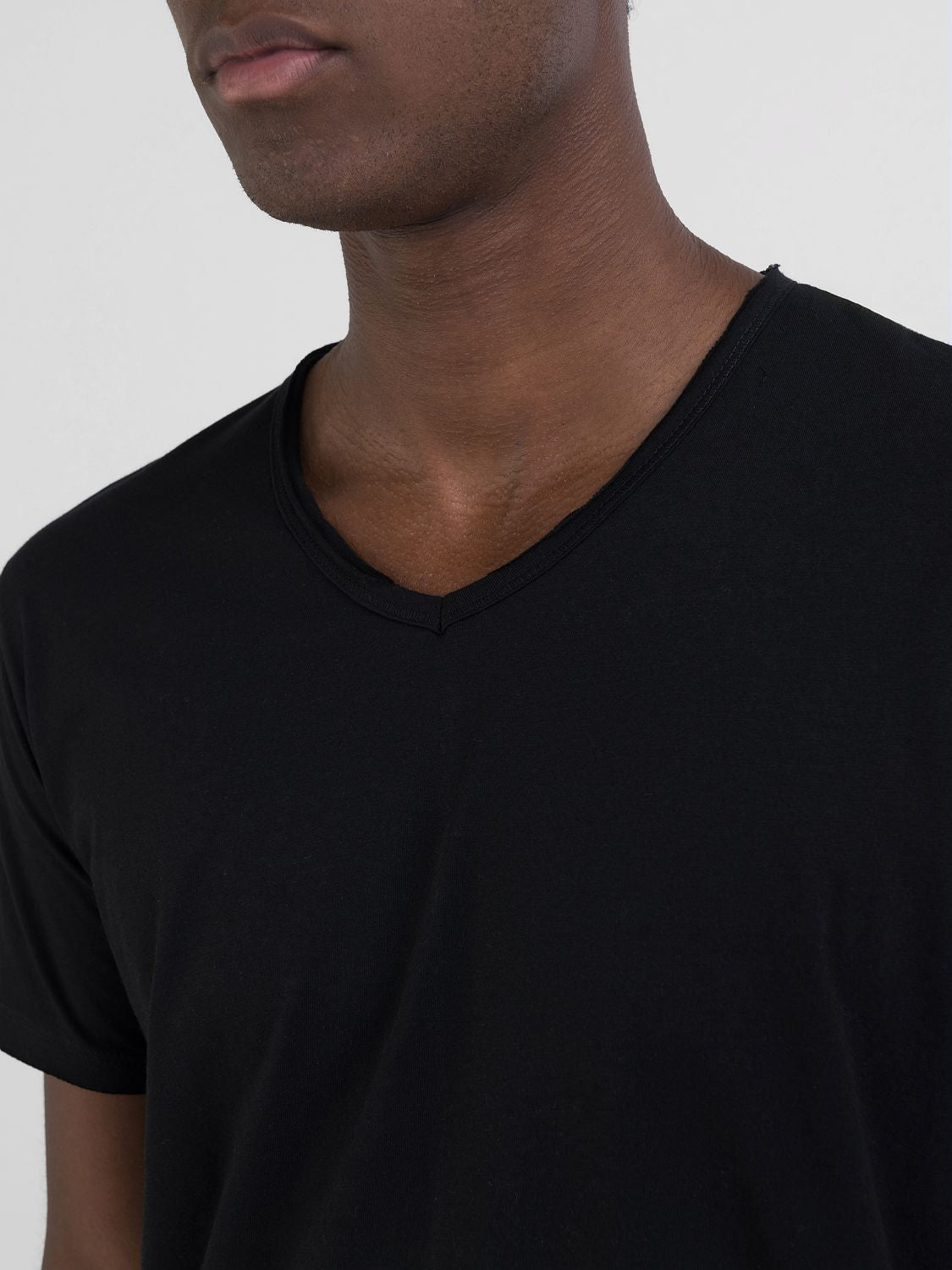 BAVLNĚNÉ TRIČKO S VÝSTŘIHEM DO V